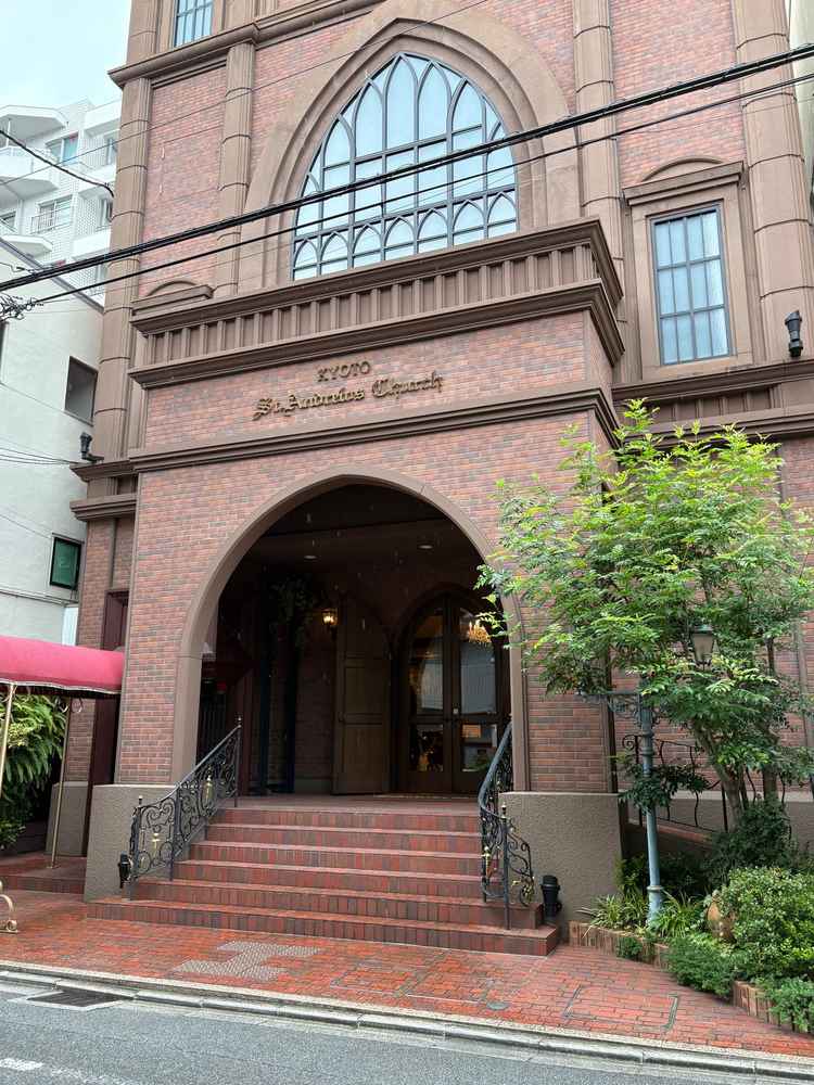 寺町の商店街に程近いにも関わらず静かで厳かな雰囲気のある会場。落ち着いた雰囲気で少人数の挙式に最適。