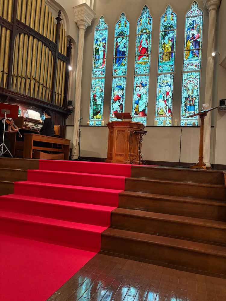 自然光の光でステンドグラスがとても綺麗に映えるチャペル