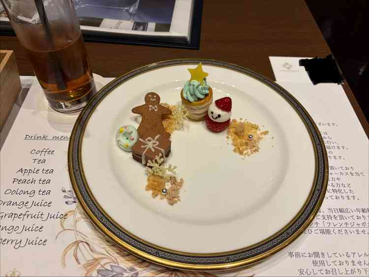 デザートの試食。クリスマスの時期だったので、可愛い飾りつけでした。