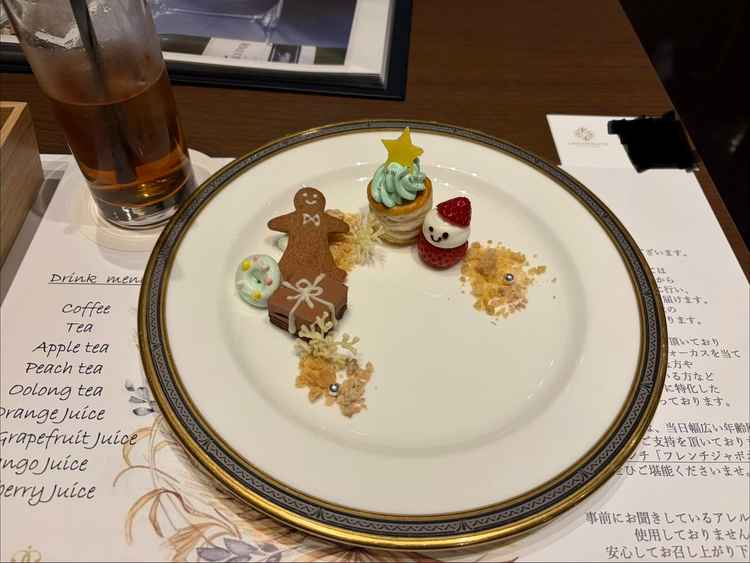 デザートの試食。クリスマスの時期だったので、可愛い飾りつけでした。
