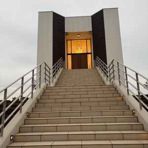 大階段の写真。とても長い階段で、ゲストとの写真も映えそうでした。