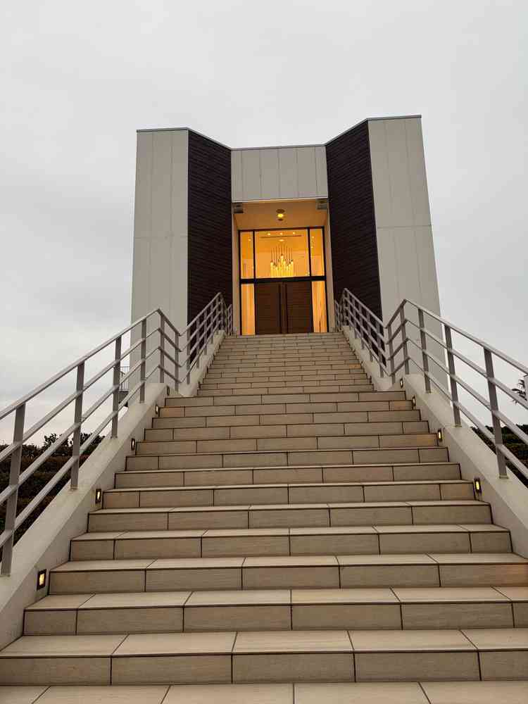 大階段の写真。とても長い階段で、ゲストとの写真も映えそうでした。