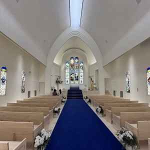 青いチャペルはドレスがよく映えそう