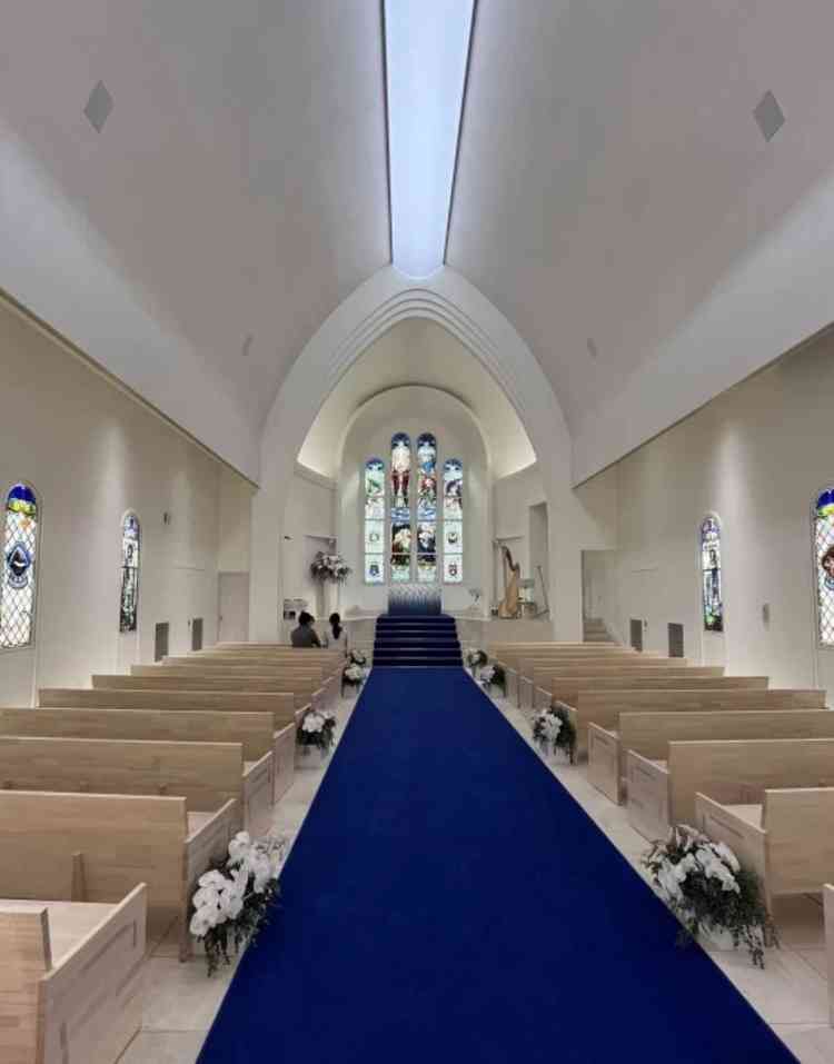 青いチャペルはドレスがよく映えそう