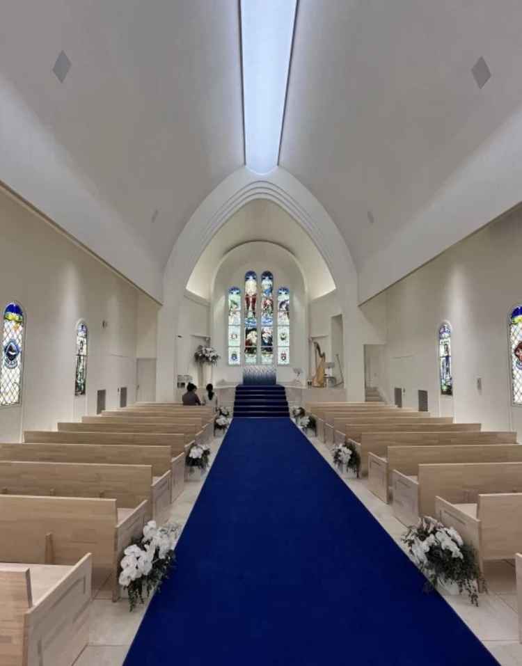 青いチャペルはドレスがよく映えそう