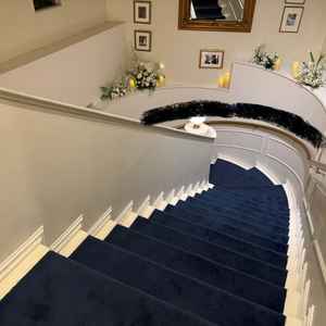 1階から2階への階段。ブルーの絨毯と白い壁が写真映えする場所でした。