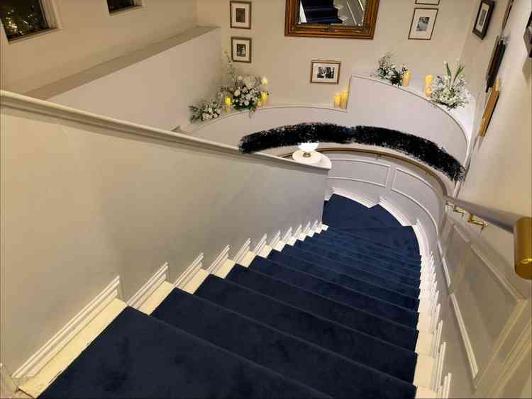 1階から2階への階段。ブルーの絨毯と白い壁が写真映えする場所でした。