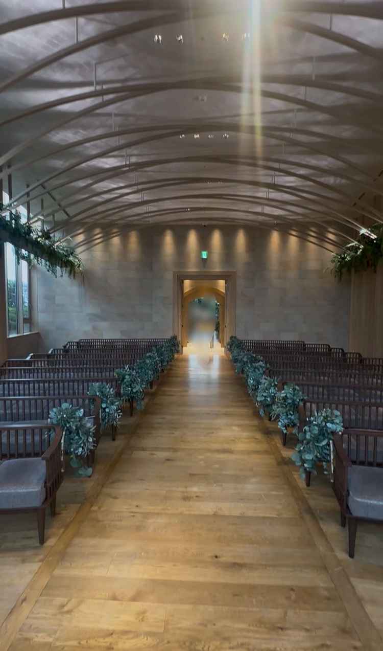 天井が高く、開放的な挙式会場でした