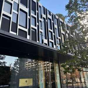 会場外観。豊洲の静かで広々とした街並みの中でオシャレさを感じました。