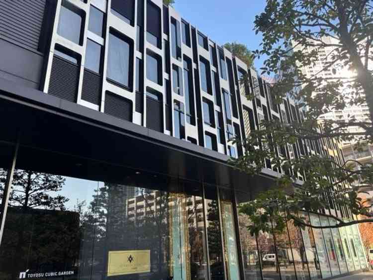 会場外観。豊洲の静かで広々とした街並みの中でオシャレさを感じました。