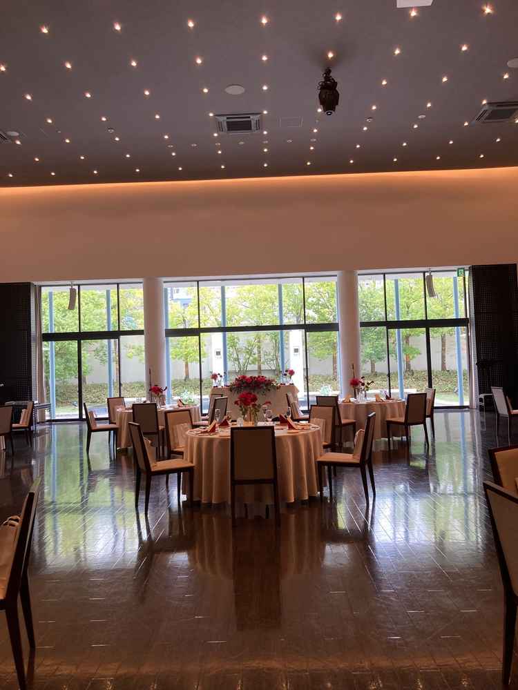 光が差し込む披露宴会場で、大きな窓が印象的でした。天井もとても高く開放感がありました。