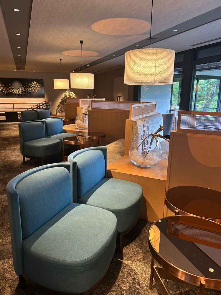 披露宴会場の受付、待合室の様子です。高級感溢れる落ち着いた和の空間になっていて、すごく素敵でした。