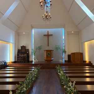 自然の木の温もりを感じるチャペル全体の写真。バージンロードにはくるみの木が使われているのが素敵です。