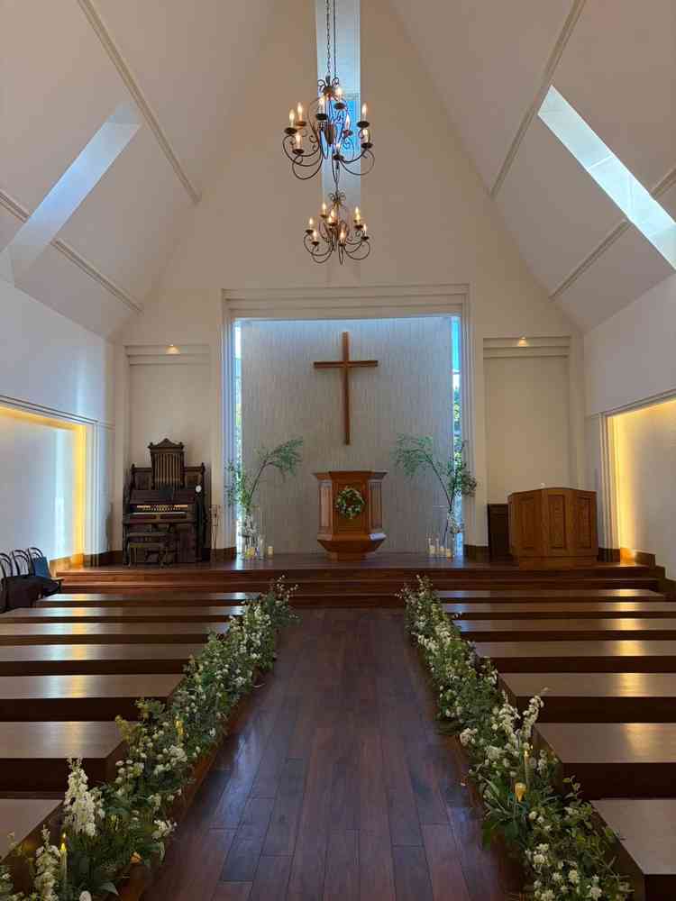 自然の木の温もりを感じるチャペル全体の写真。バージンロードにはくるみの木が使われているのが素敵です。