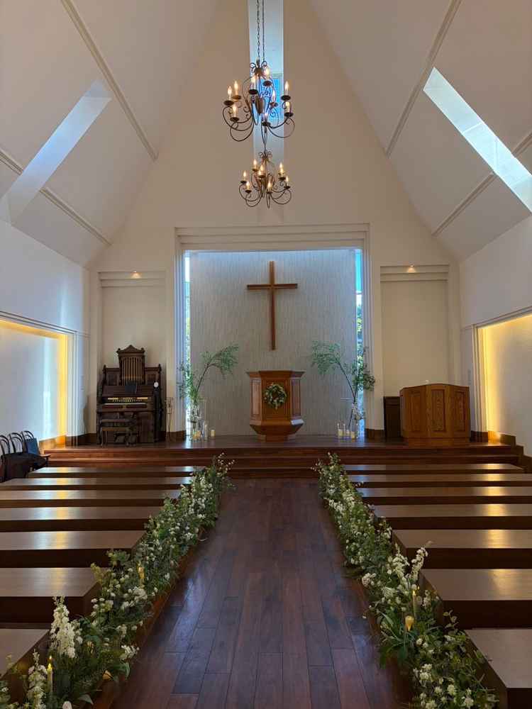 自然の木の温もりを感じるチャペル全体の写真。バージンロードにはくるみの木が使われているのが素敵です。