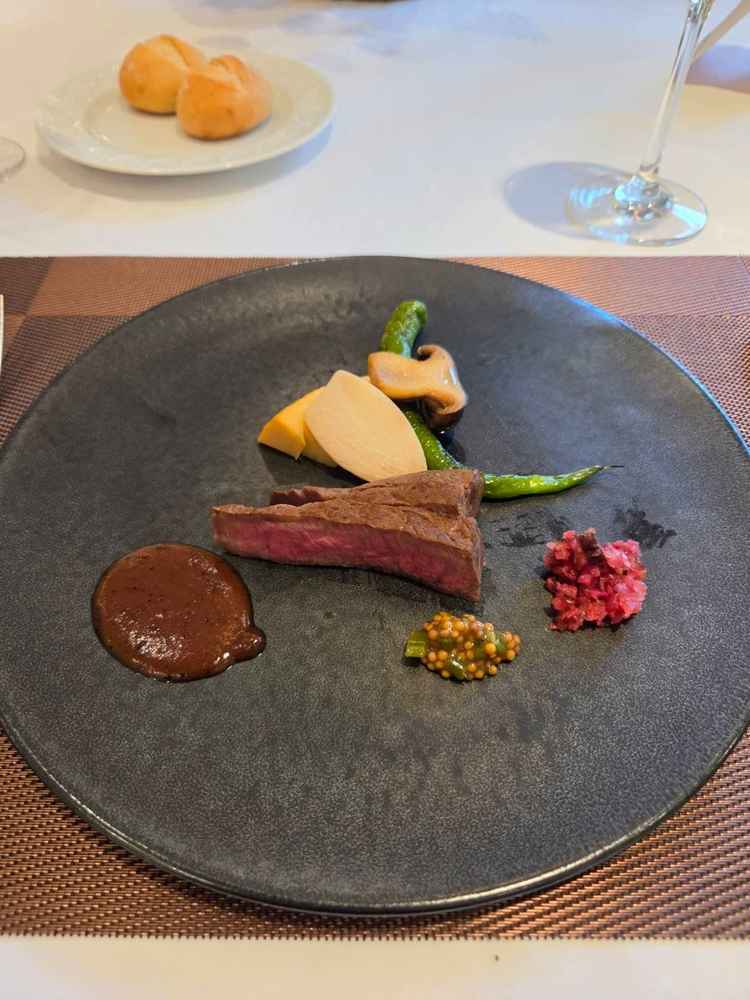 京都を感じられる京風フレンチ。お肉が柔らかくてソースが３つもあり味変も楽しめました。