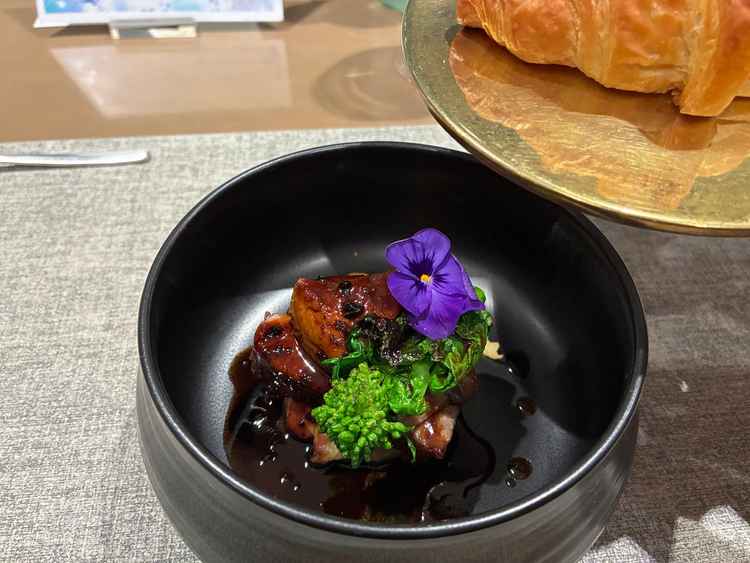 4枚目のパンの下にお料理が入っていました。