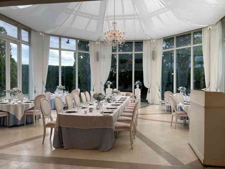 少人数向けの貸切邸宅風食事会場のブルードアでした。料理の提供がスムーズに可能な仕組みが魅力的でした。