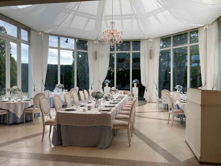 少人数向けの貸切邸宅風食事会場のブルードアでした。料理の提供がスムーズに可能な仕組みが魅力的でした。