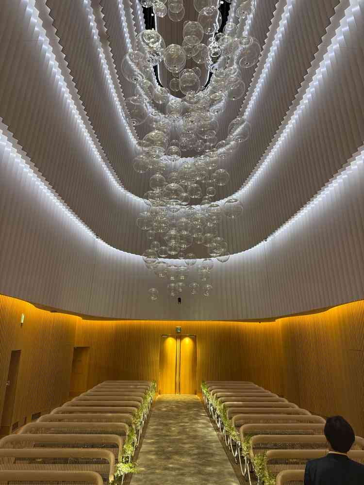 公式ホームページで1番気になっていたチャペル。照明の演出がとても良かった。新郎新婦の主役感が強かった