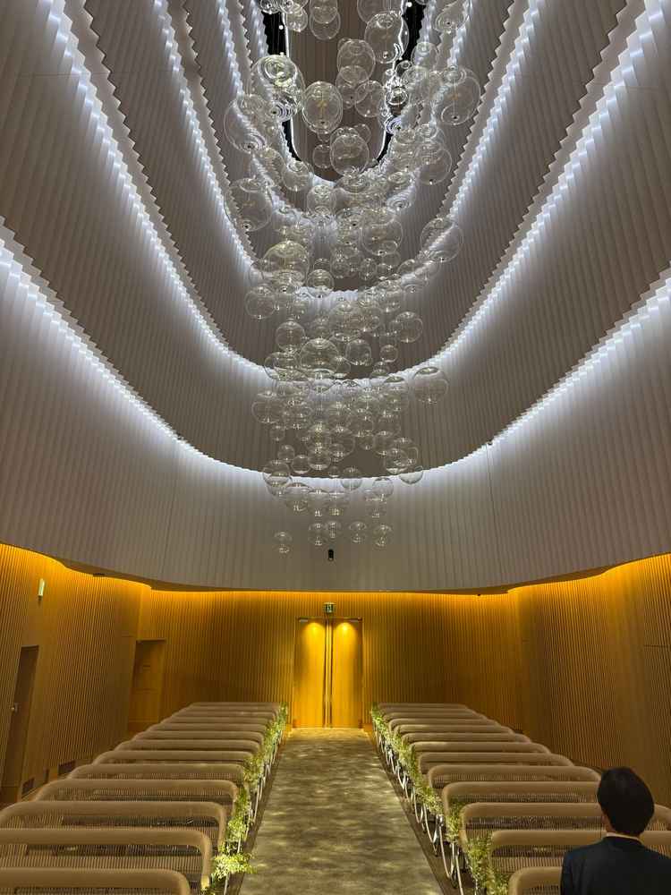 公式ホームページで1番気になっていたチャペル。照明の演出がとても良かった。新郎新婦の主役感が強かった