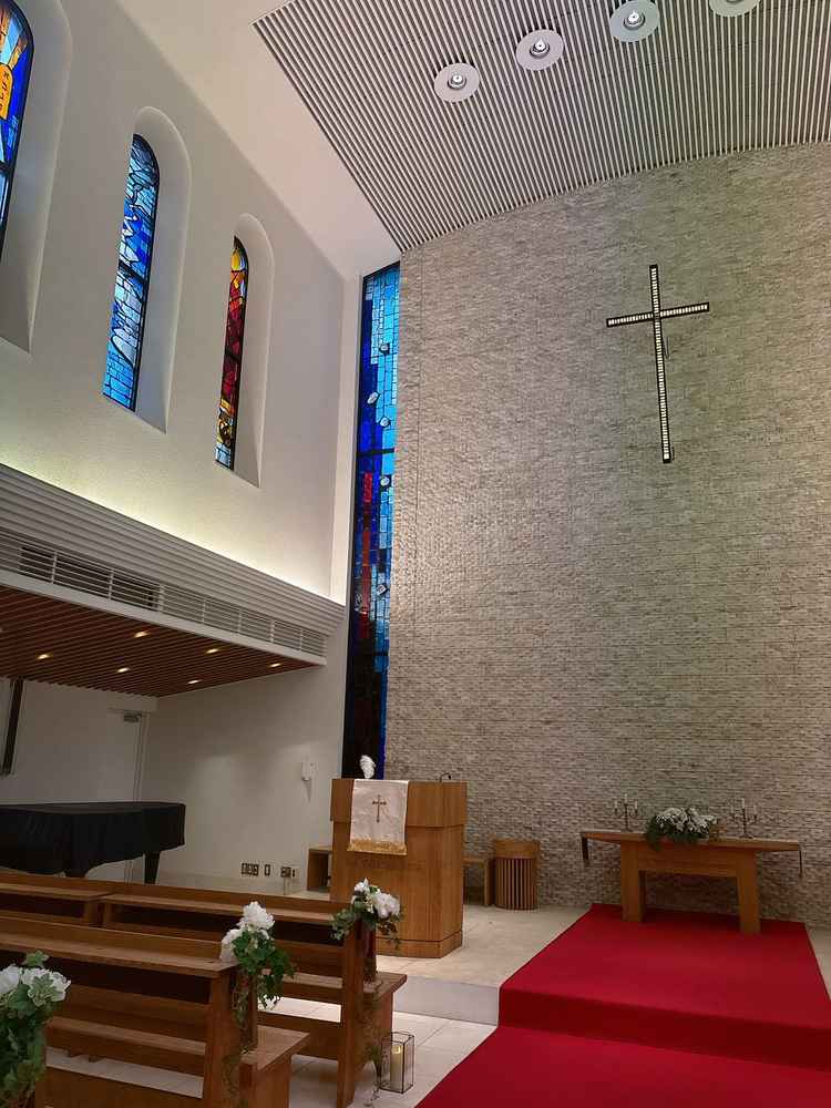 挙式会場は高さがありとても静か。雨でも明るいです。