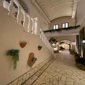 雨が降った際はここでフラワーシャワーができます。