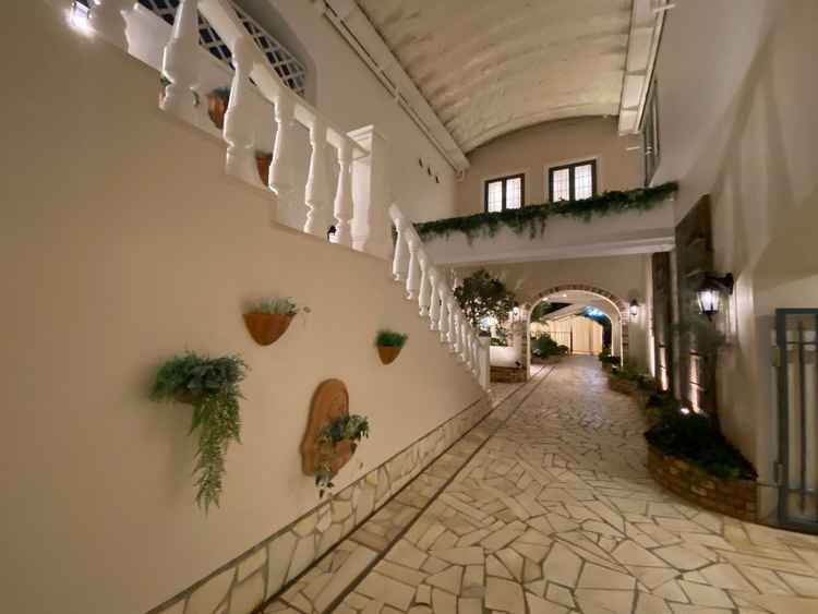 雨が降った際はここでフラワーシャワーができます。