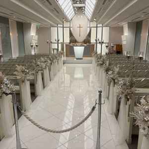 チャペルの写真。照明の明るさによって、雰囲気がだいぶ変わりました。