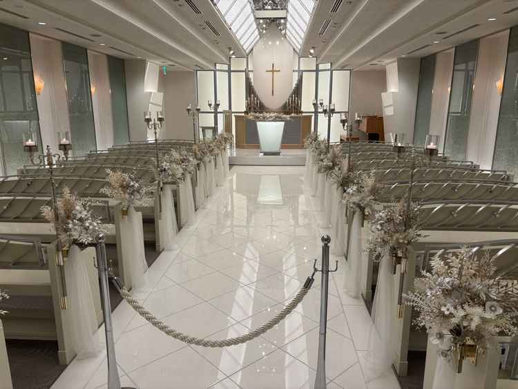 チャペルの写真。照明の明るさによって、雰囲気がだいぶ変わりました。