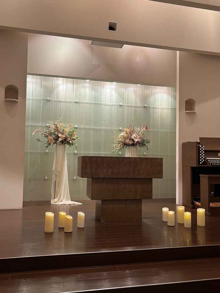 ウエディングドレスが映えるための、緑色ガラスのチャペル