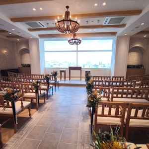 横に広い形状のチャペル。窓から仙台市街が一望できる