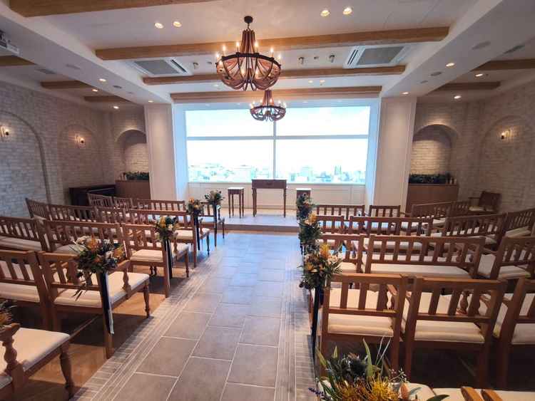 横に広い形状のチャペル。窓から仙台市街が一望できる