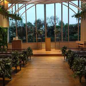 広い印象で、緑と木目が融合している点は素敵だった。この日は雨で自然光がなく、少し暗い雰囲気だった。