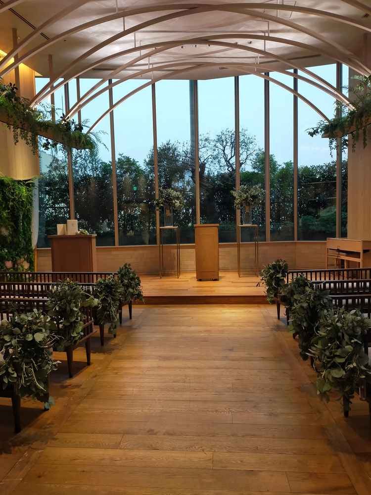 広い印象で、緑と木目が融合している点は素敵だった。この日は雨で自然光がなく、少し暗い雰囲気だった。