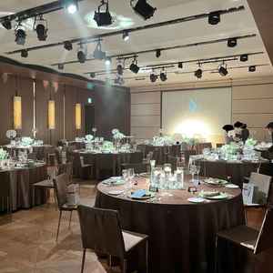 お花にライトがあたるようになっていて装花が映える。