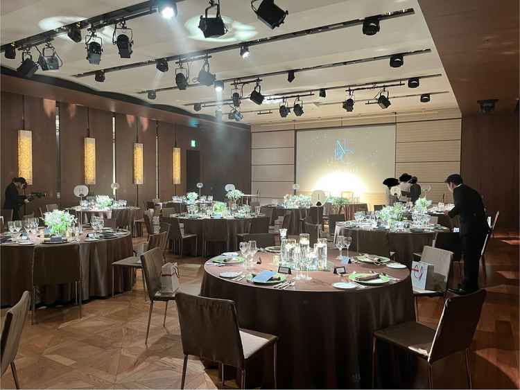 お花にライトがあたるようになっていて装花が映える。