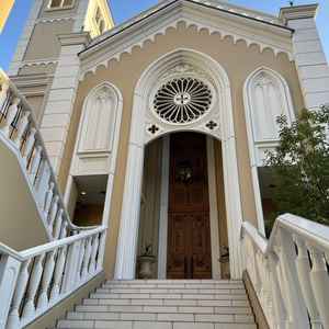 チャペルの前の大階段です。フラワーシャワーにも使えるそうです。