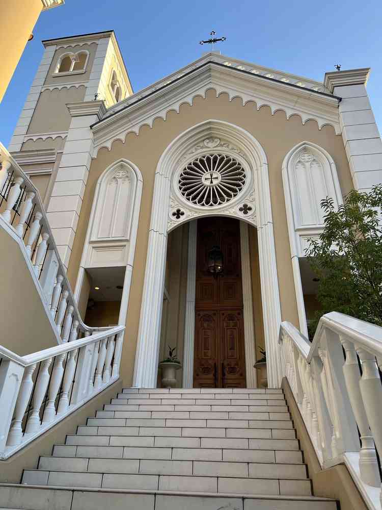 チャペルの前の大階段です。フラワーシャワーにも使えるそうです。