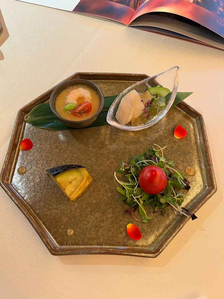 前菜。トマトが甘くて美味しかった。