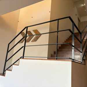 チャペルへ向かう際の階段は開放的な印象。壁に写真を飾ったりもできるようで自由度高く装飾できると思う。