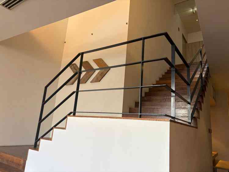 チャペルへ向かう際の階段は開放的な印象。壁に写真を飾ったりもできるようで自由度高く装飾できると思う。