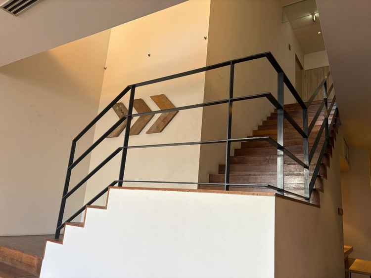 チャペルへ向かう際の階段は開放的な印象。壁に写真を飾ったりもできるようで自由度高く装飾できると思う。