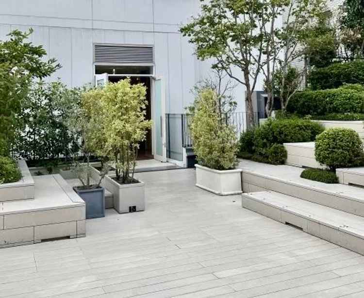 披露宴会場横にあるテラスです。床は白基調でデザートブュッフェも可能です。