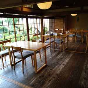 披露宴会場になる場所 机等配置を変えて雰囲気等を自分で決めれる空間 和のテイストを大事にしながら真っ