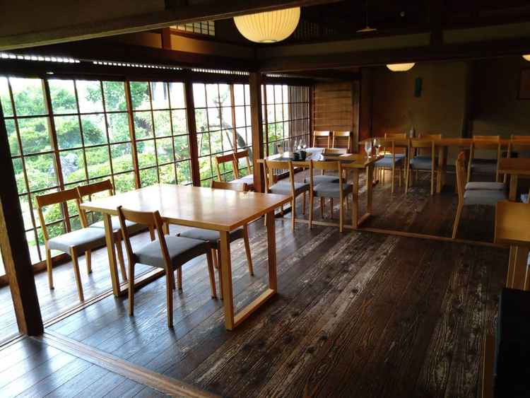 披露宴会場になる場所 机等配置を変えて雰囲気等を自分で決めれる空間 和のテイストを大事にしながら真っ