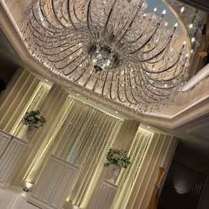 チャペルのシャンデリア。特注で作っているらしく天上から自然光が入るようになっているのでとても綺麗です