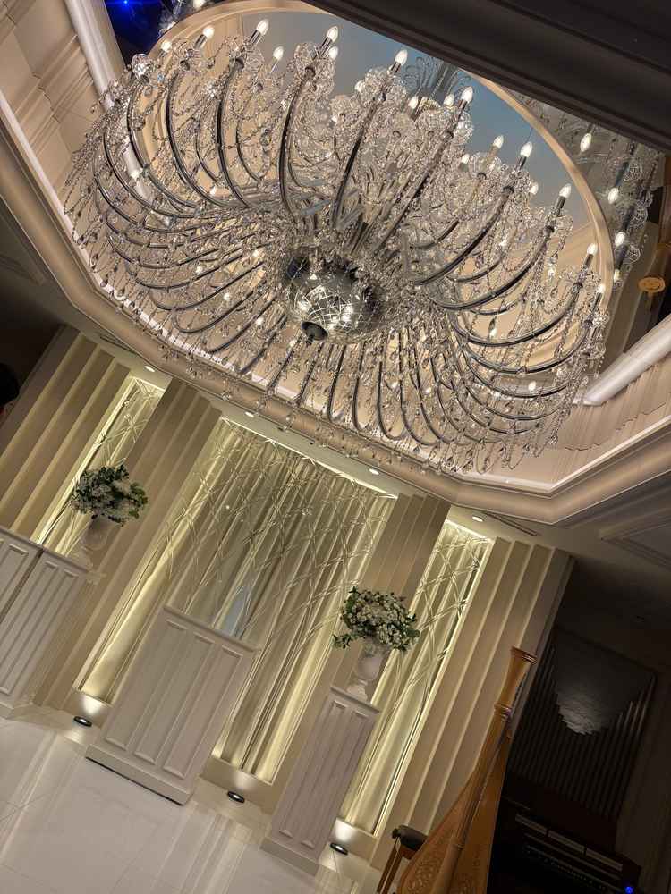 チャペルのシャンデリア。特注で作っているらしく天上から自然光が入るようになっているのでとても綺麗です