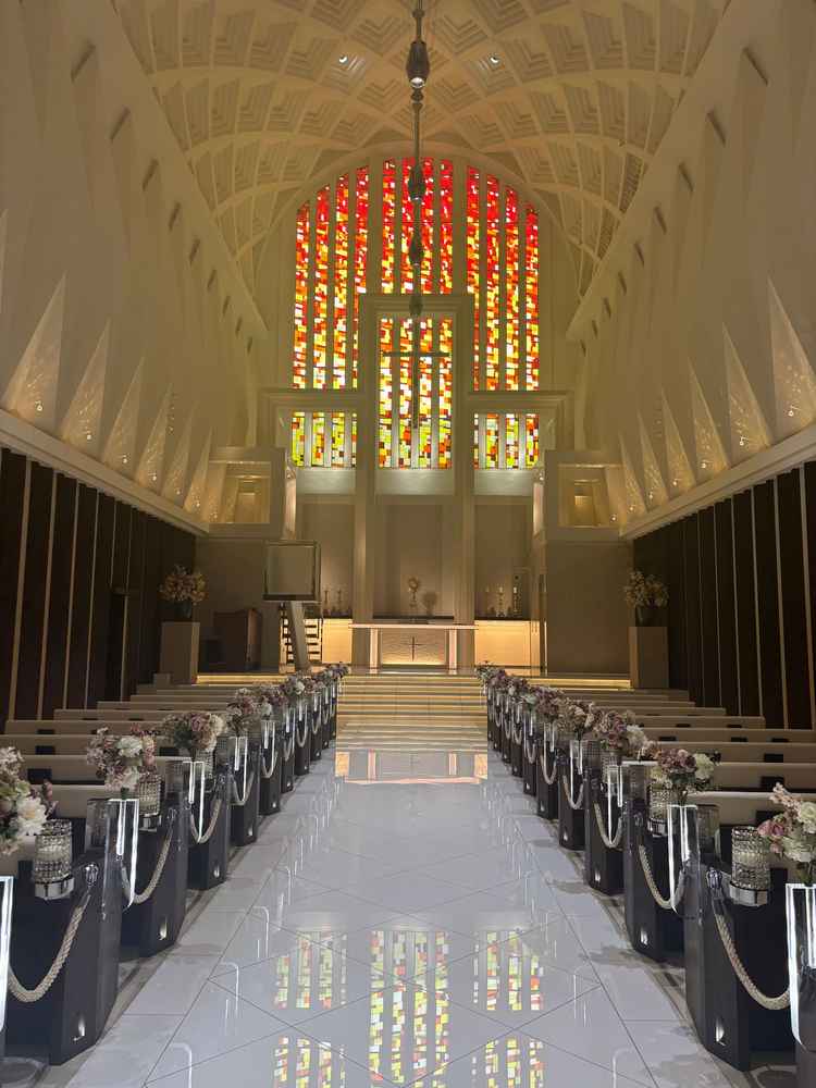 チャペルの写真。海を基調としたチャペルとはまた違った雰囲気で、明るさがあってより落ち着いていた。