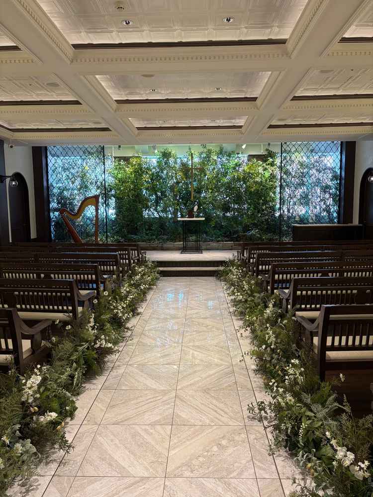 正面の造花が少し気になりました。空間自体はちょうどいい広さですが、天井が少し低い印象。